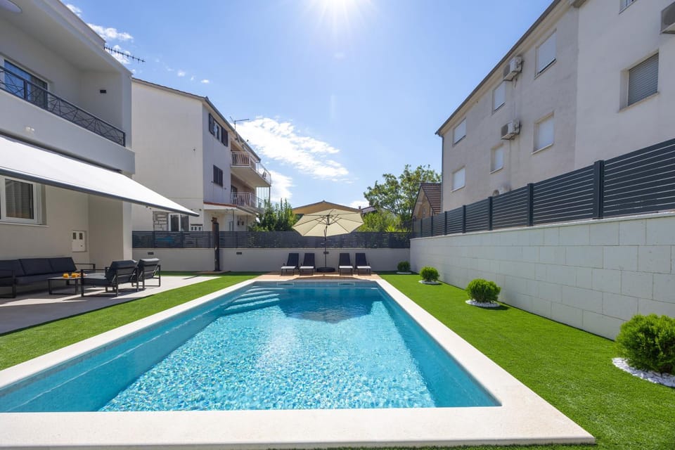 Day, Swimming pool, sunbed