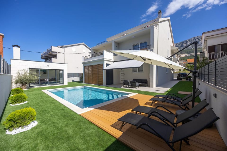 Property building, Day, Pool view, Swimming pool, sunbed