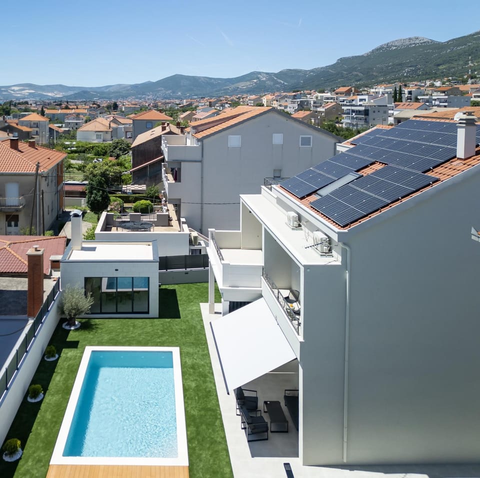 Bird's eye view, Pool view