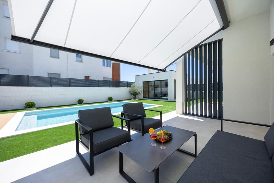 Seating area, Pool view