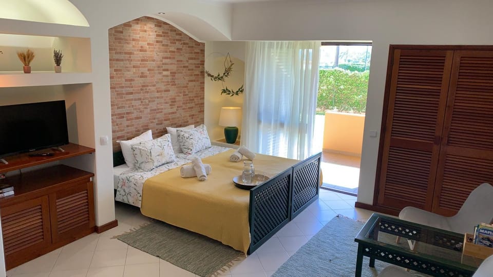 Bed, TV and multimedia, Living room, Bedroom, Entertainment