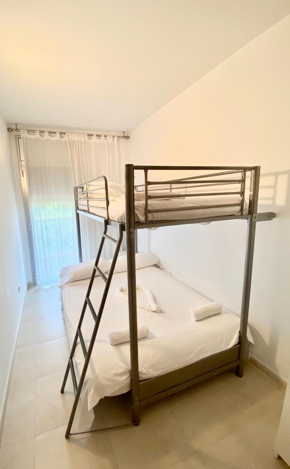 Bedroom, bunk bed