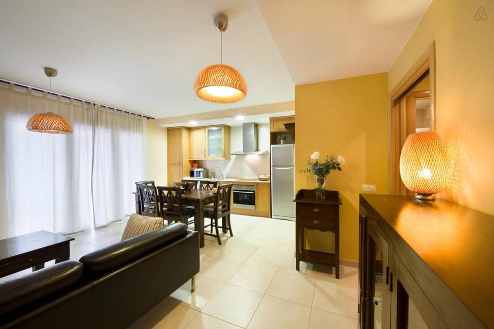 Lounge or bar, Food and drinks