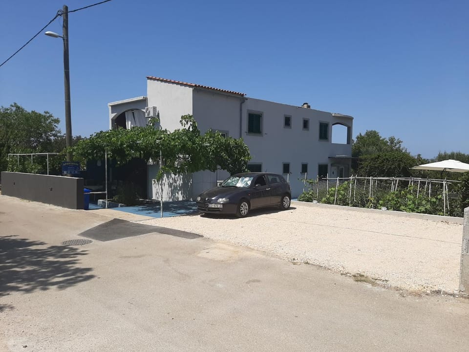 Property building, Neighbourhood