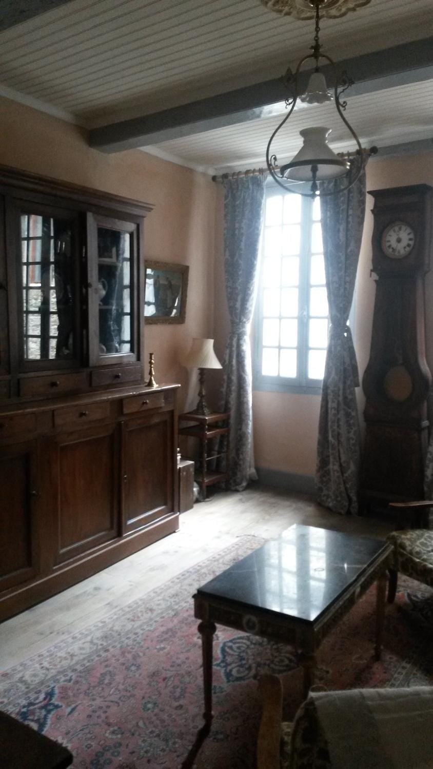 Bedroom, Text overlay
