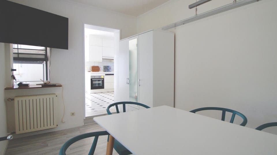 TV and multimedia, Seating area, Dining area