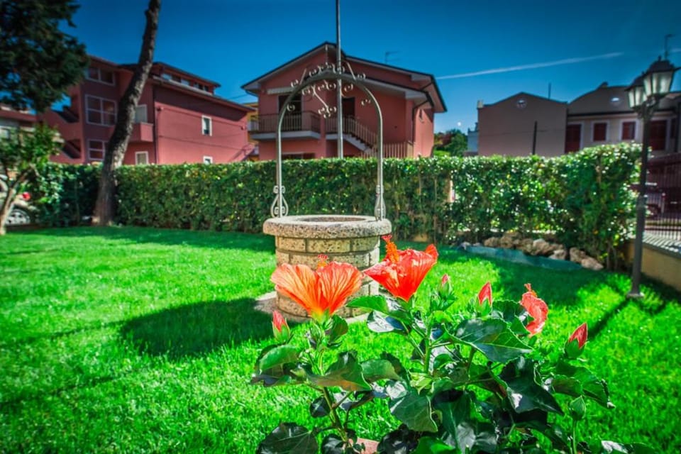 Property building, Garden, View (from property/room), Decorative detail, Garden view, Family