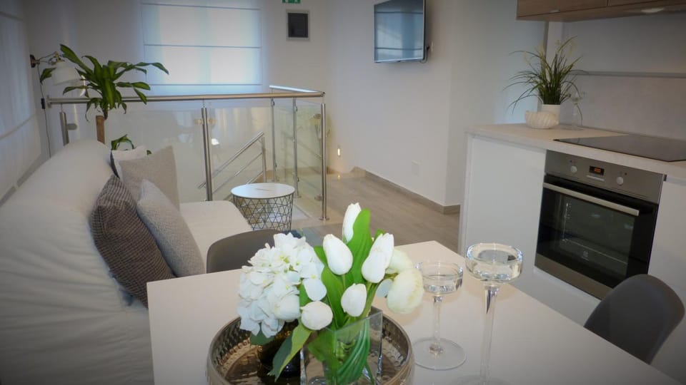 Kitchen or kitchenette, Living room, Seating area, Dining area