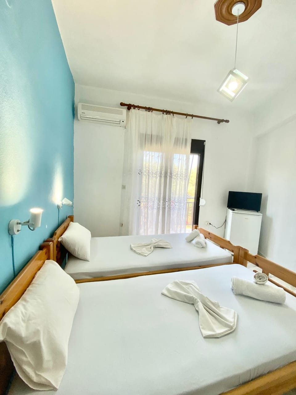 Bed, Photo of the whole room, towels