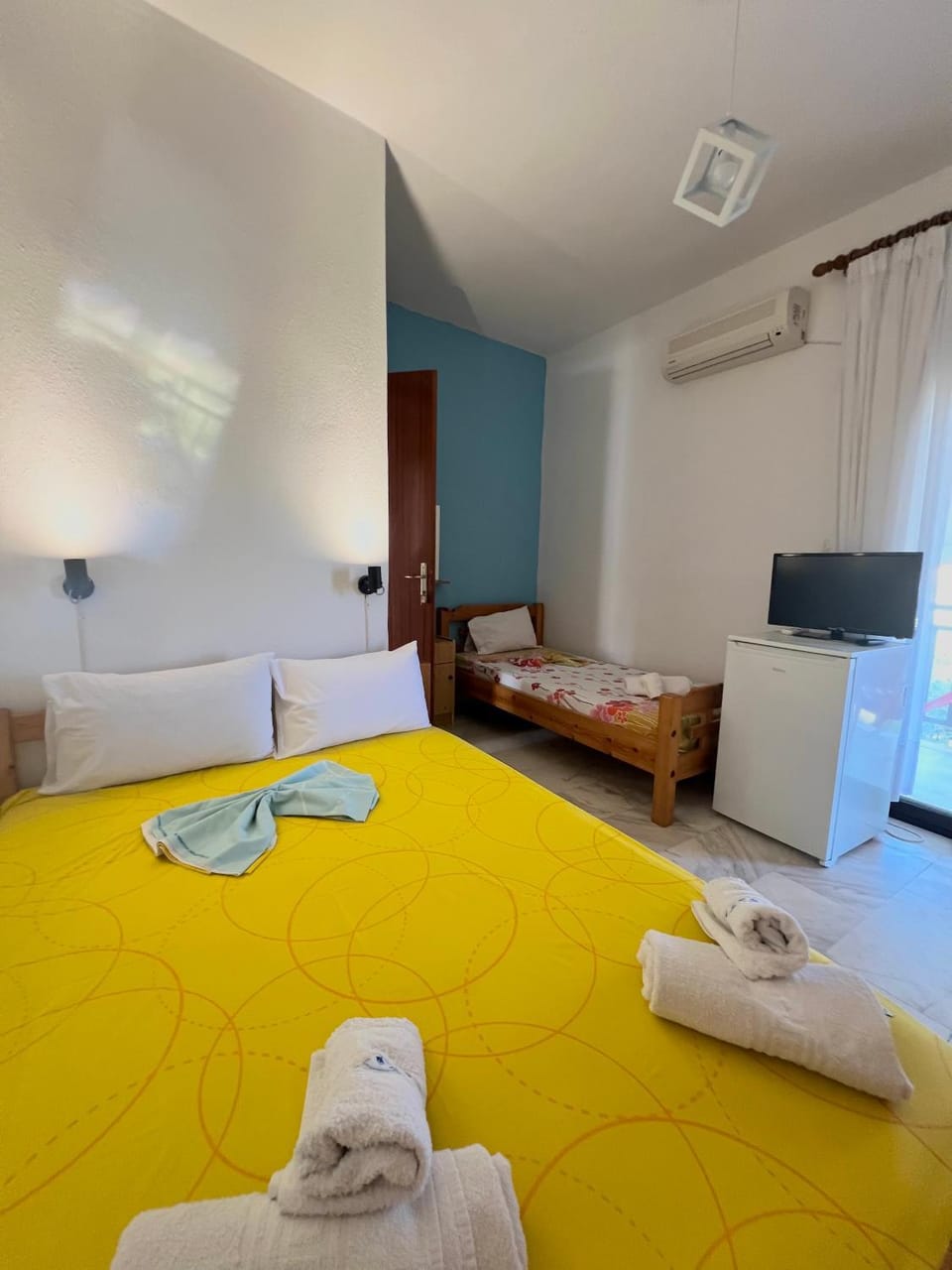Bed, TV and multimedia, Photo of the whole room, Bedroom, air conditioner