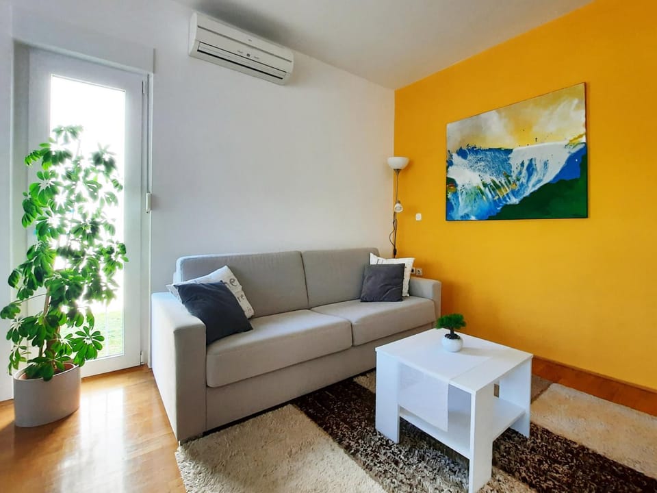 Living room, Seating area, air conditioner