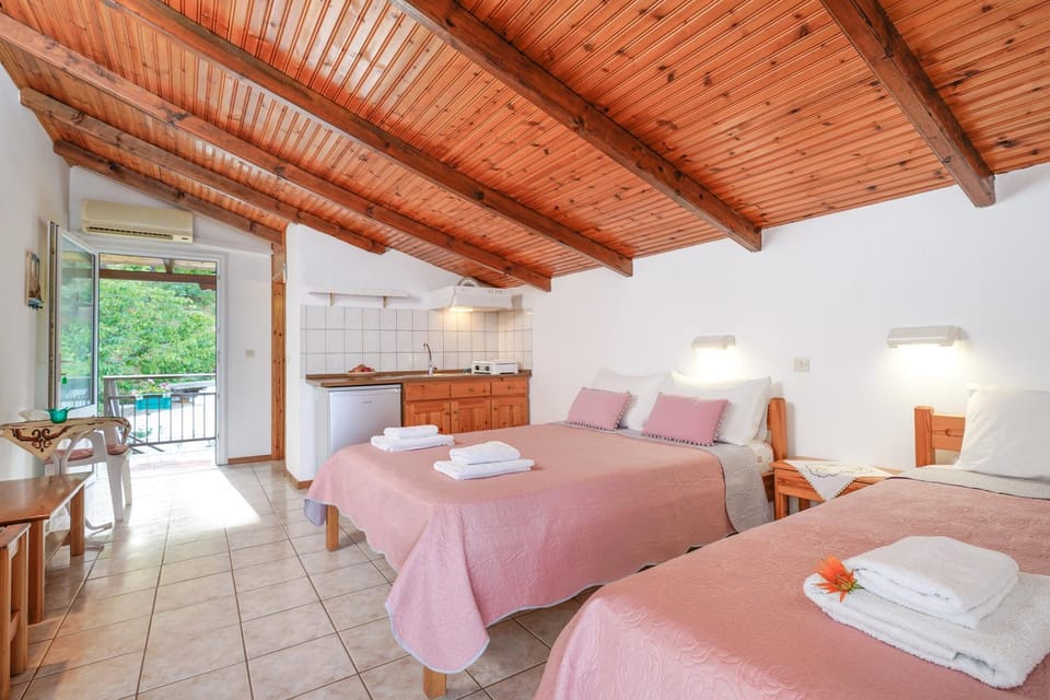 Bed, View (from property/room), Kitchen or kitchenette, Photo of the whole room, Bedroom, Mountain view, towels, air conditioner