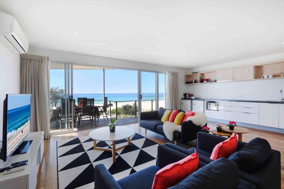 TV and multimedia, Balcony/Terrace, Kitchen or kitchenette, Living room, Dining area, Sea view, Street view