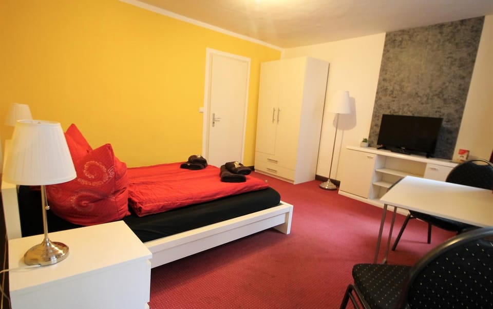 Photo of the whole room, Bedroom