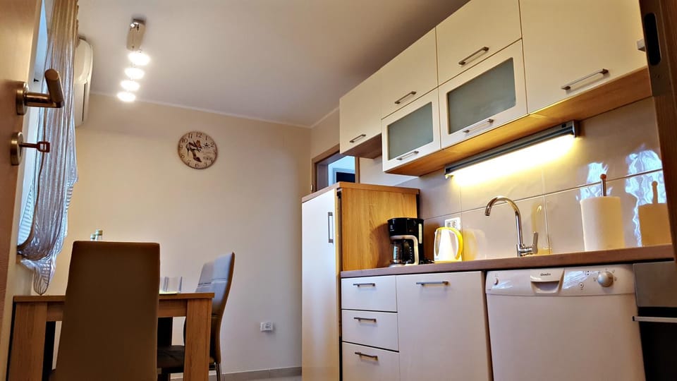 Coffee/tea facilities, Kitchen or kitchenette, Seating area, Dining area