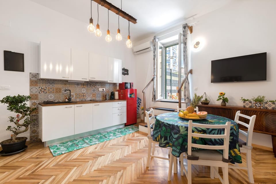 TV and multimedia, Kitchen or kitchenette, Seating area, Dining area, Inner courtyard view