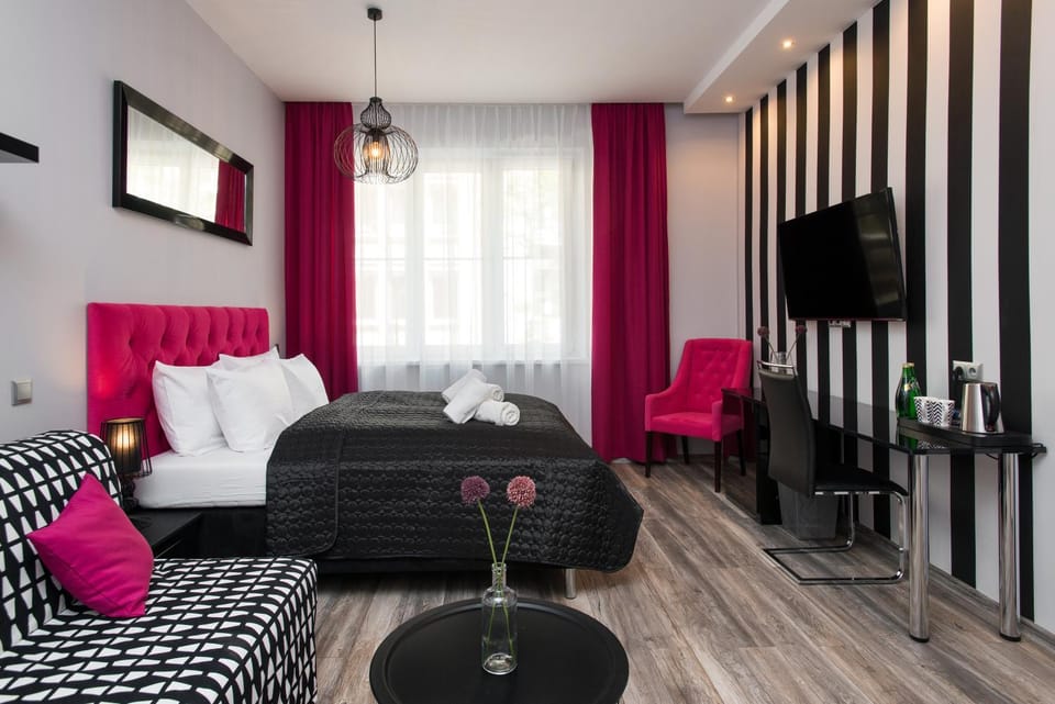 Bed, TV and multimedia, Living room, Photo of the whole room, Seating area, Bedroom