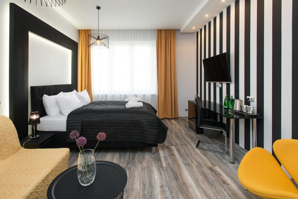 Bed, TV and multimedia, Living room, Photo of the whole room, Seating area, Bedroom