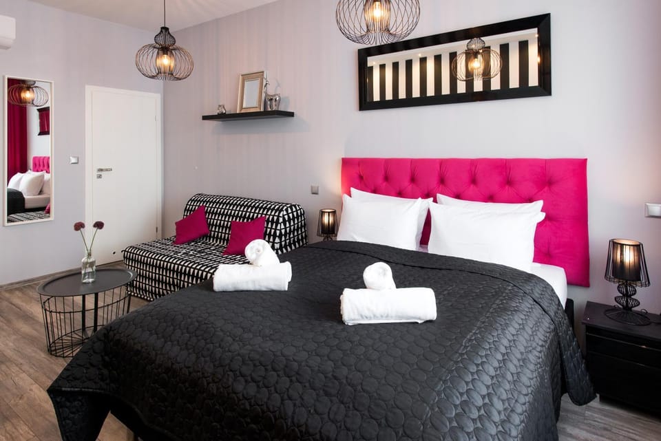 Bed, Photo of the whole room, Seating area, Bedroom