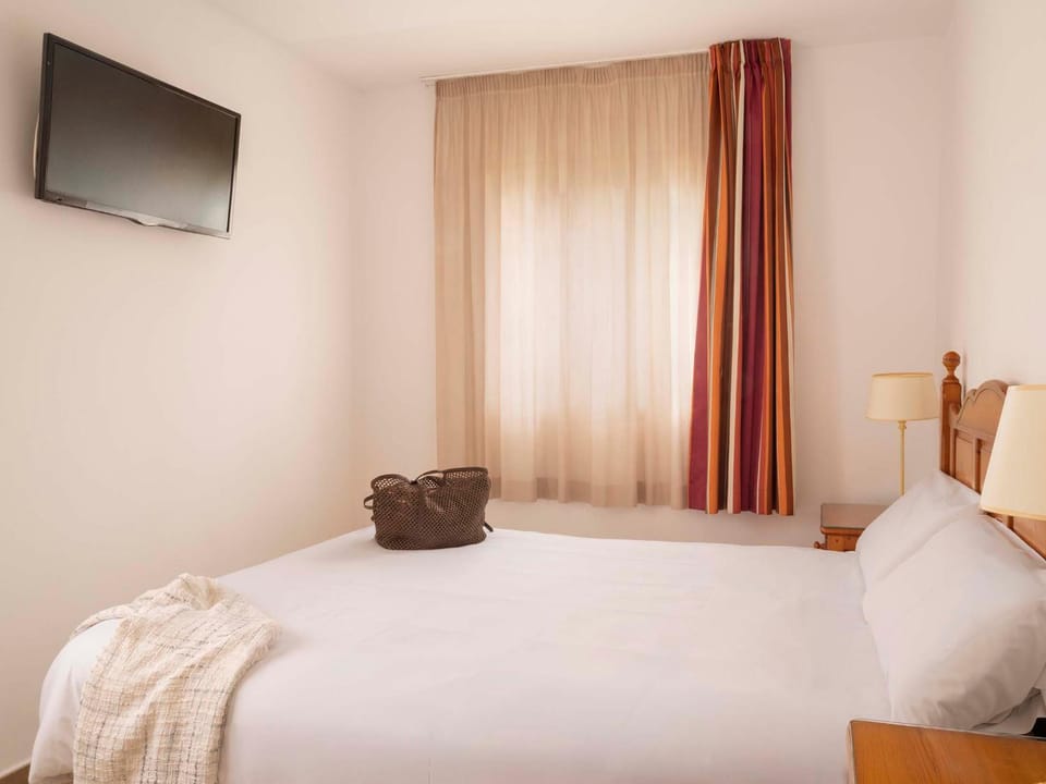 Bed, TV and multimedia, Bedroom