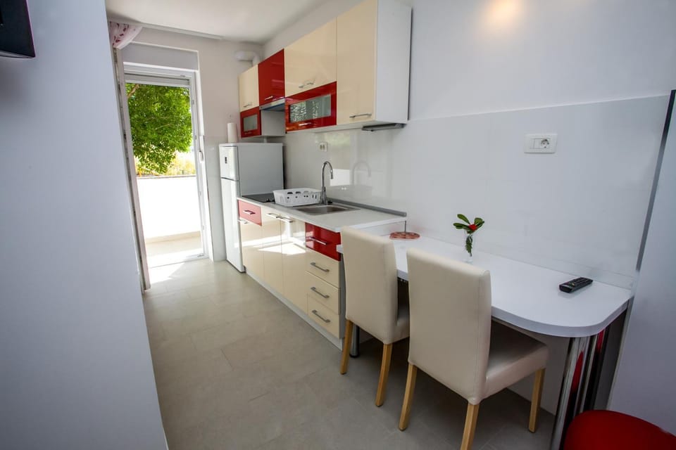 Spring, Day, Kitchen or kitchenette, Dining area
