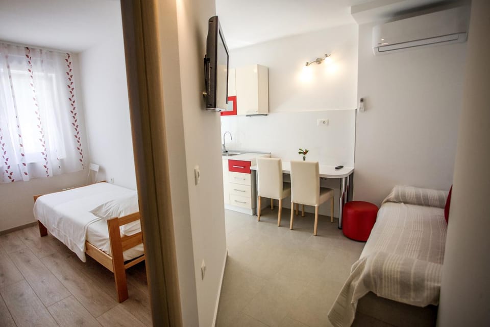 Day, Kitchen or kitchenette, Living room, Dining area, Bedroom