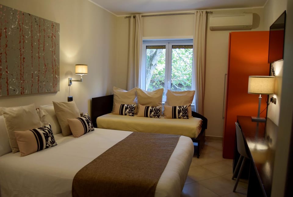 Bed, Photo of the whole room, Bedroom, air conditioner