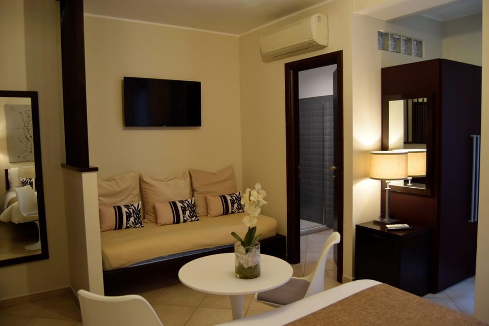 Bed, TV and multimedia, Photo of the whole room, Bedroom, wardrobe