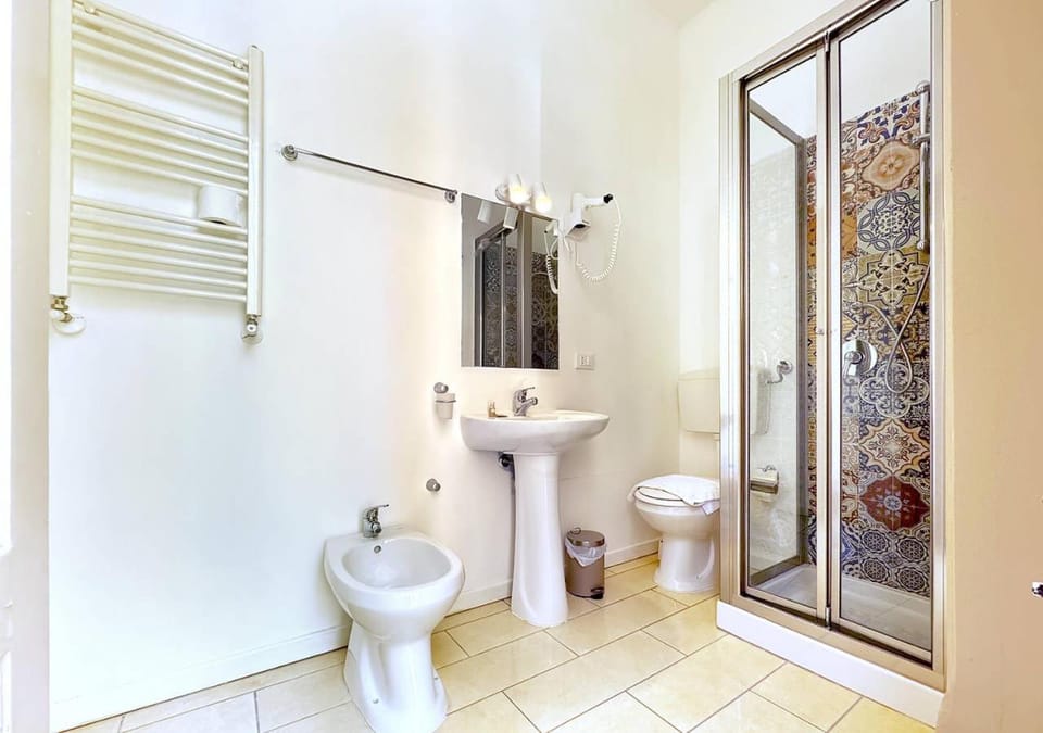 Shower, Toilet, Bathroom, bidet, towels
