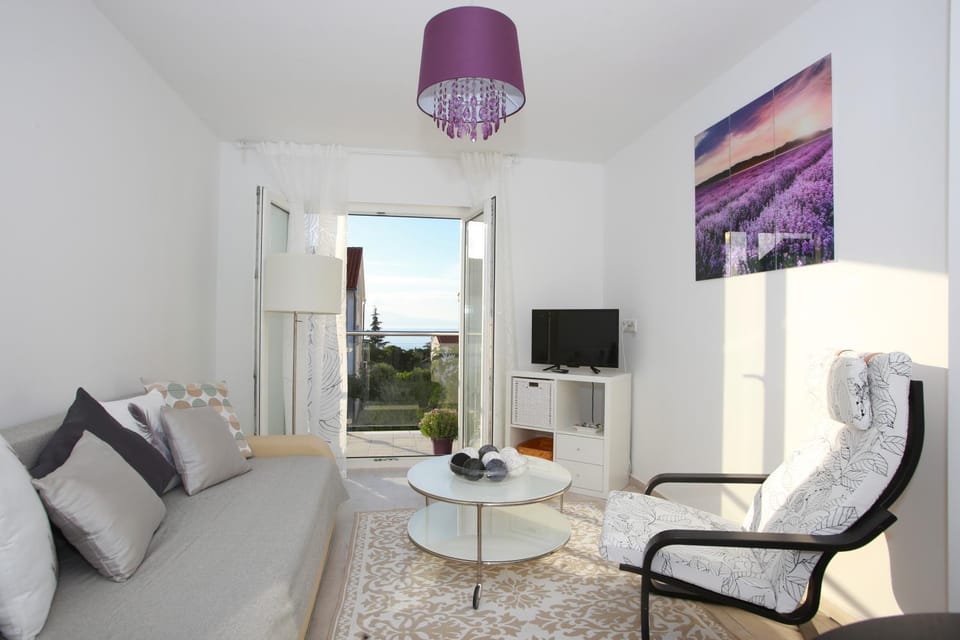 Living room, Photo of the whole room, Text overlay, Sea view
