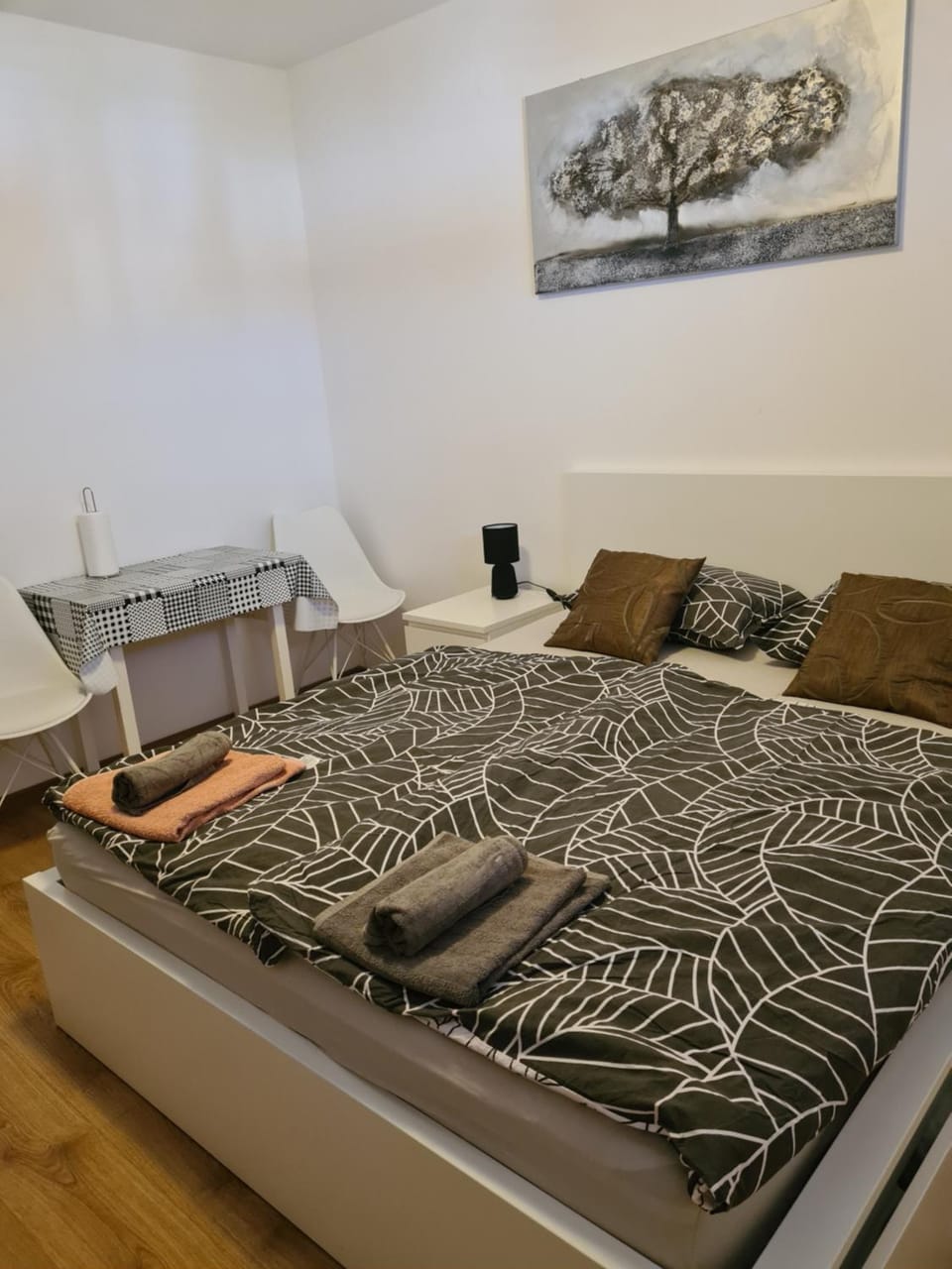 Photo of the whole room, Bedroom