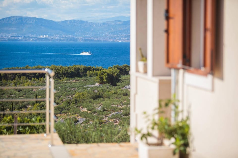 Mountain view, Sea view
