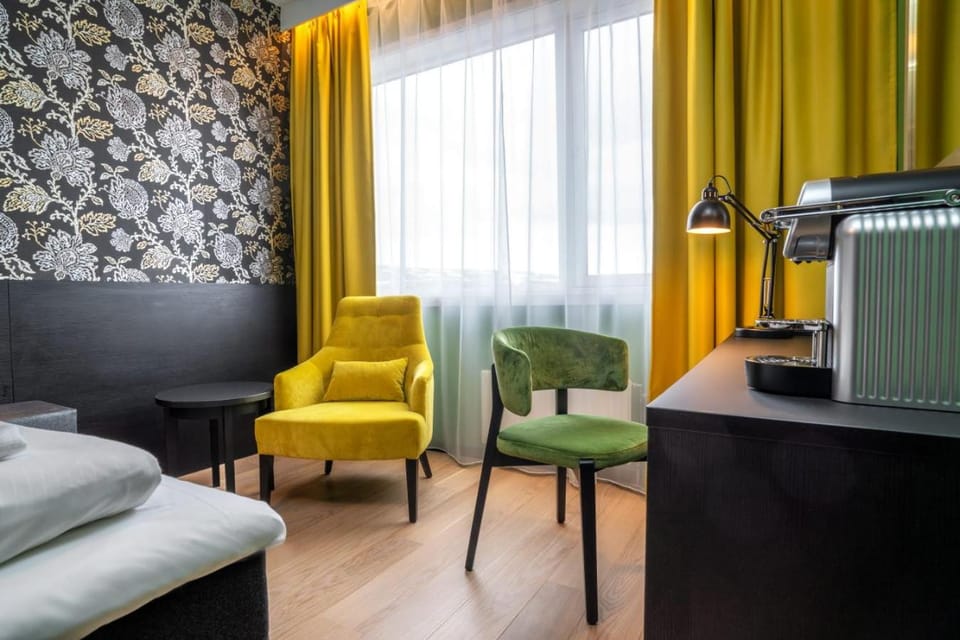 Bed, Photo of the whole room, Seating area, Bedroom