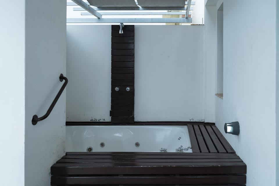 Hot Tub, Photo of the whole room