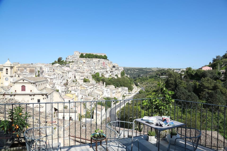 Nearby landmark, Balcony/Terrace, Decorative detail, Floor plan, Landmark view, Mountain view