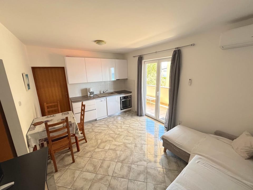 Kitchen or kitchenette, Dining area, kitchen