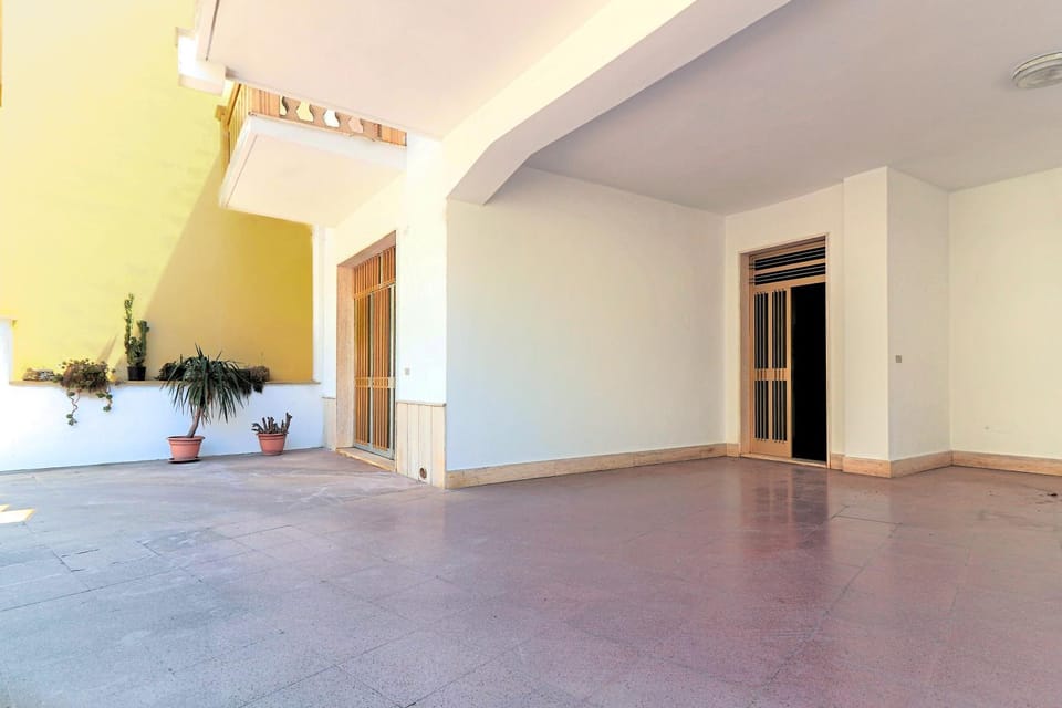 Property building, Facade/entrance, Parking