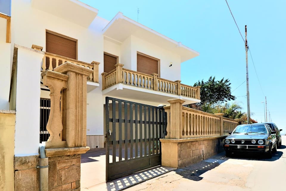 Property building, Facade/entrance, Day, Neighbourhood, Street view, Parking