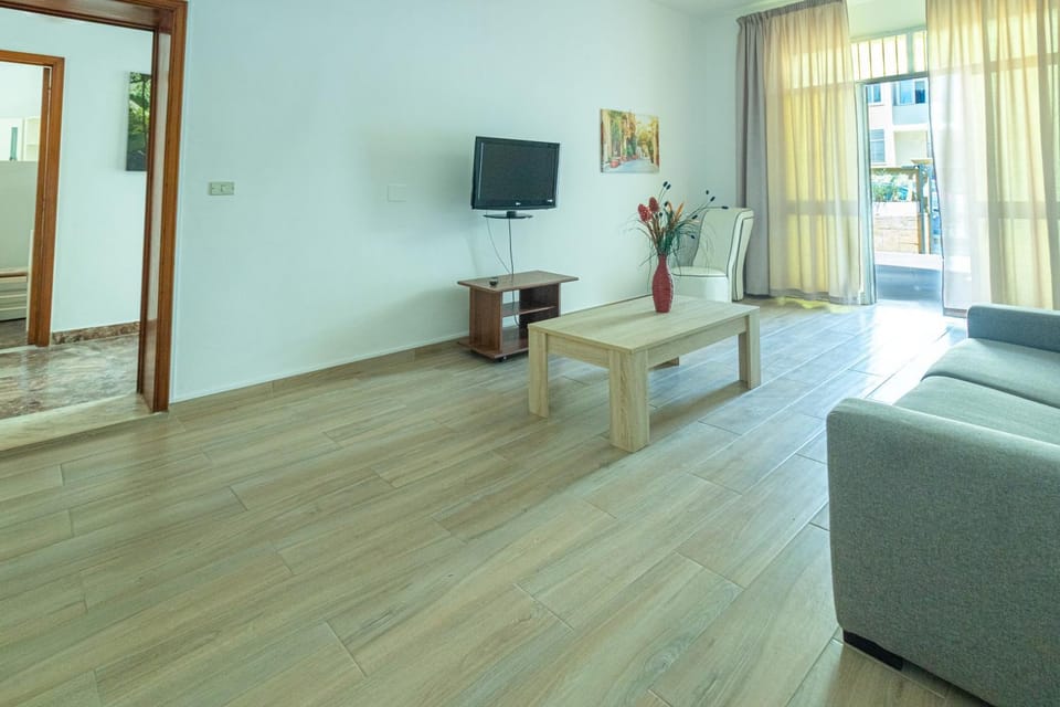 TV and multimedia, Living room, Seating area, Bedroom