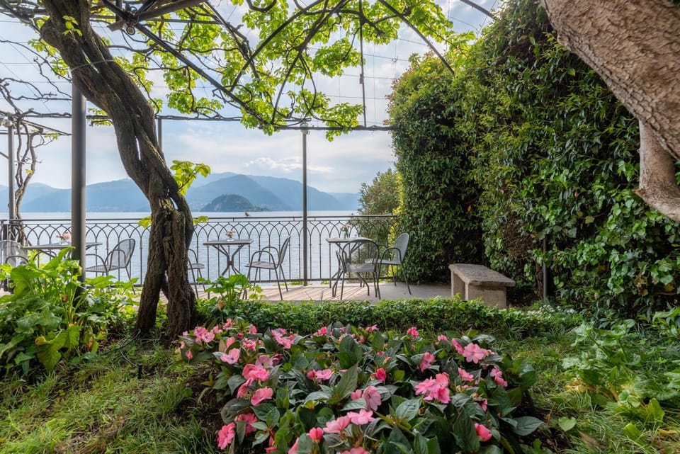 Restaurant/places to eat, Lounge or bar