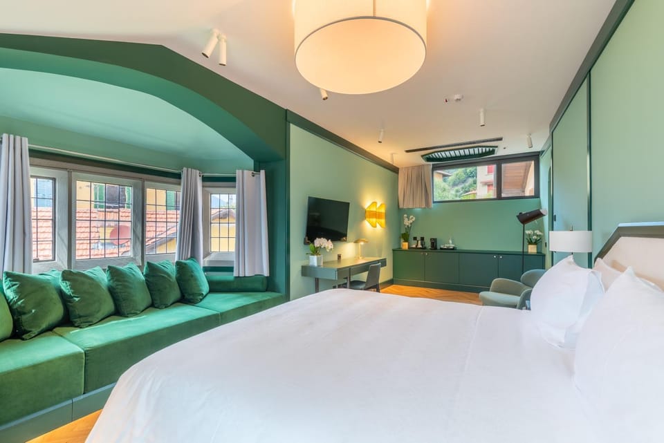 Bed, TV and multimedia, Living room, Photo of the whole room, Seating area, Bedroom