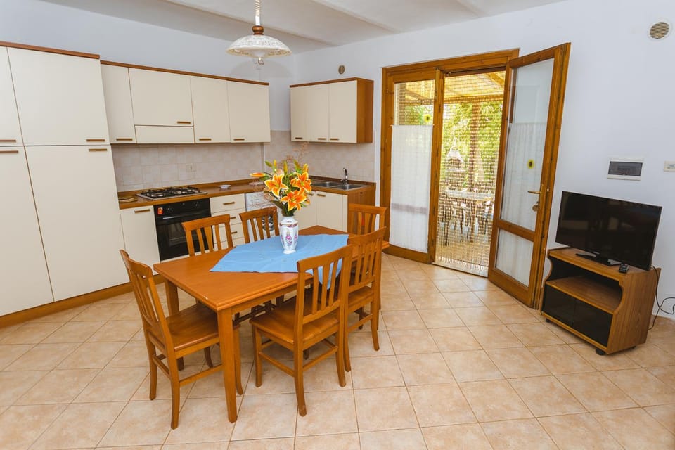 TV and multimedia, Kitchen or kitchenette, Living room, Seating area