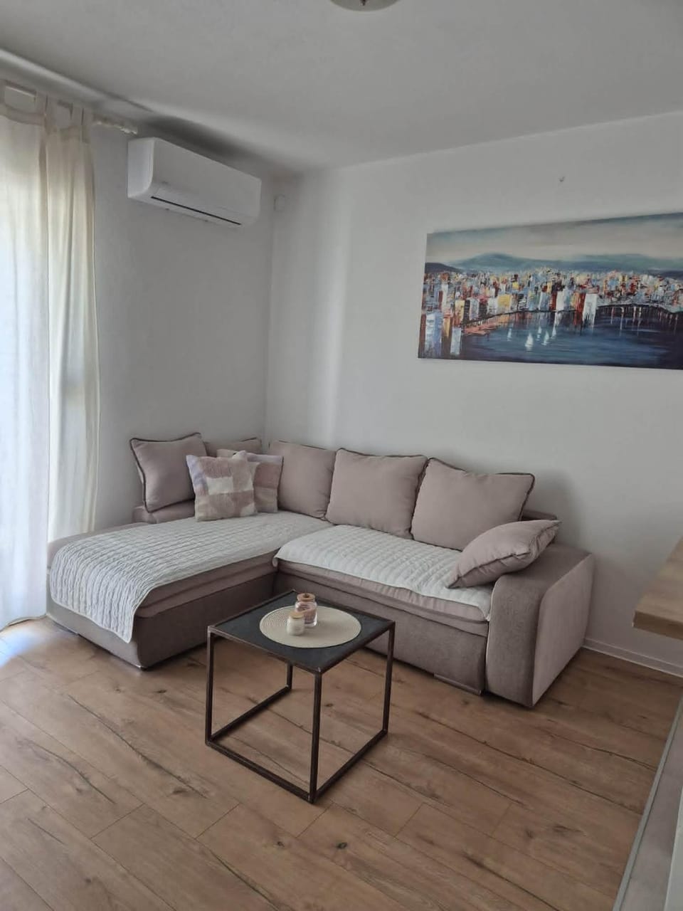 Living room, Seating area, air conditioner