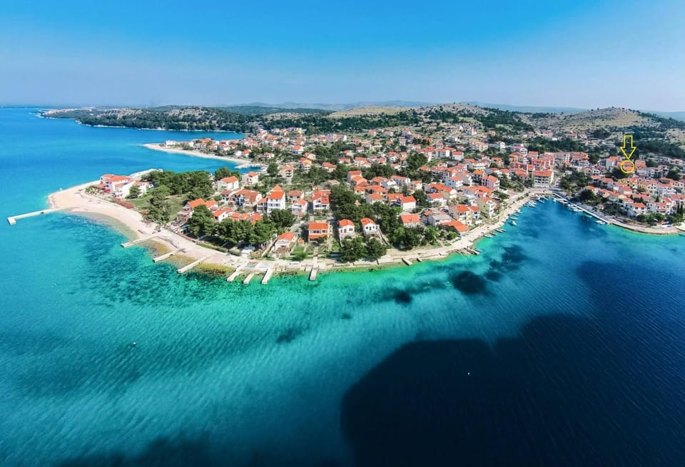 Neighbourhood, Natural landscape, Beach, Area and facilities