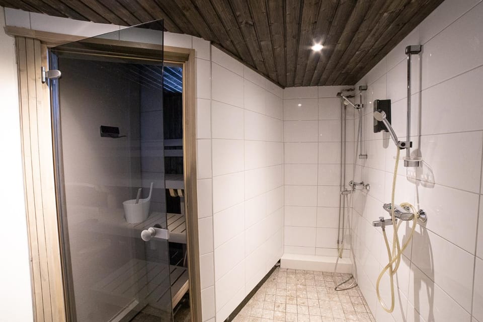 Shower, Sauna