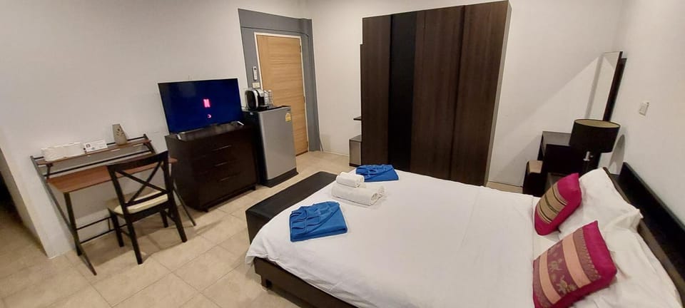Bed, TV and multimedia, Bedroom, wardrobe