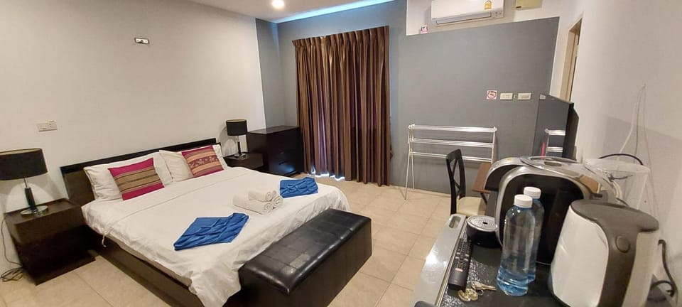 Bed, Photo of the whole room, Bedroom