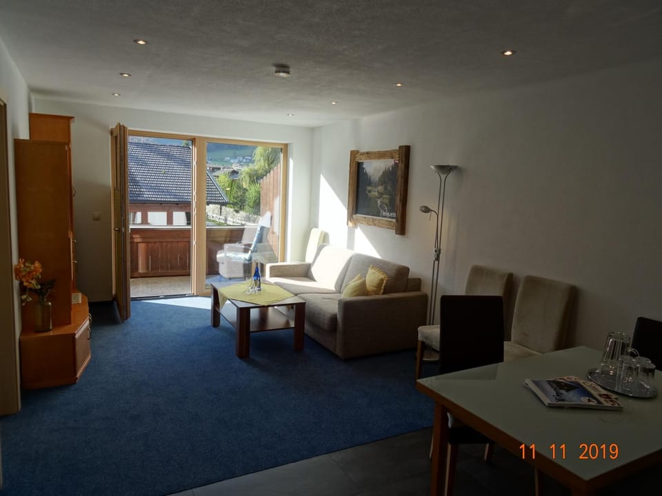 TV and multimedia, Living room, Seating area, Mountain view