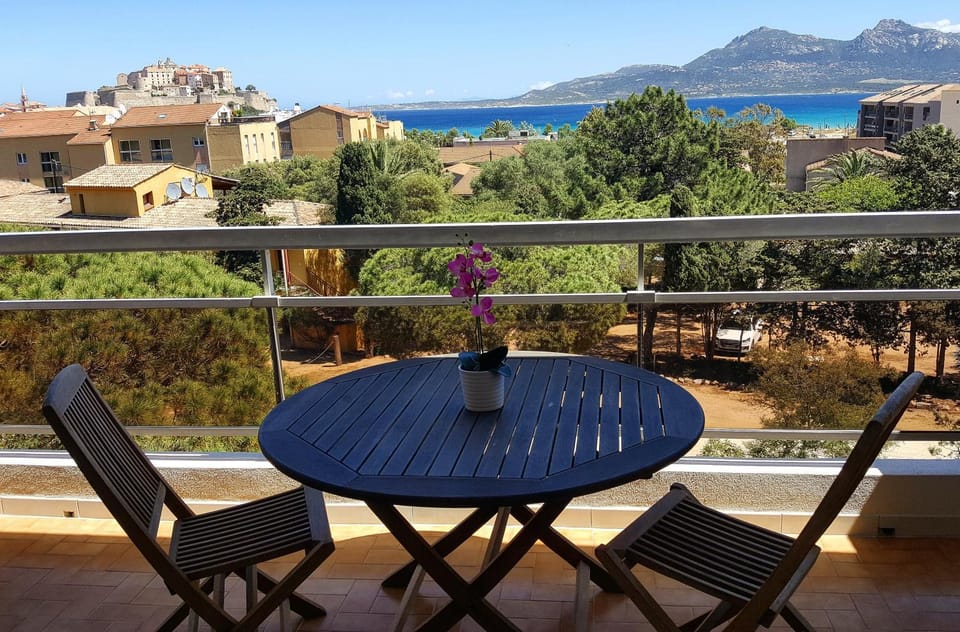 View (from property/room), Balcony/Terrace, Dining area, City view, Landmark view, Mountain view, Sea view