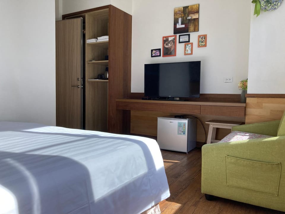 Bed, TV and multimedia, Bedroom